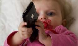 Tác hại của điện thoại với trẻ sơ sinh