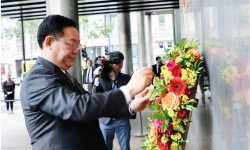Chủ tịch Quốc hội Vương Đình Huệ dâng hoa tưởng niệm Bác Hồ tại London