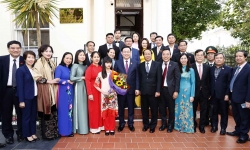 Chủ tịch Quốc hội Vương Đình Huệ thăm Đại sứ quán và gặp gỡ cộng đồng người Việt tại Anh