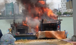 Giữa trưa nắng, hai tàu cá bốc cháy dữ dội trên sông Hàn