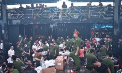 Cảnh sát đột kích quán bar ở Bắc Giang, đưa hơn 200 'dân chơi' về trụ sở để điều tra