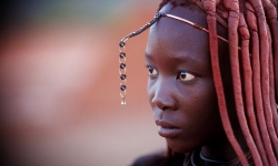Kỳ lạ những cô gái bộ lạc Himba làm đẹp bằng đất sét, chỉ 1 lần tắm trong đời