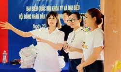 Hoa hậu Môi trường Việt Nam cùng bác sỹ Annie Nguyễn san sẻ yêu thương cho bà con nghèo Tây Nguyên