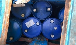 Quảng Bình: Bắt giữ 2 tàu cá chở 7.000 lít dầu lậu trên biển