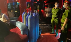 Phát hiện, thu giữ hơn 40 bình “khí cười” tại 8 quán bar trên địa bàn phố cổ Hà Nội