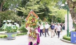 Báo Xây dựng dâng hương tưởng niệm tại Khu di tích Kim Liên và tặng quà cho các gia đình chính sách