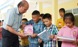 Hội Nhà báo thành phố Hà Nội trao quà các điểm trường tại xã biên giới huyện Hoàng Su Phì