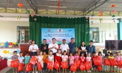 Hội Nhà báo tỉnh Khánh Hòa trao quà đến học sinh nghèo đầu năm học mới