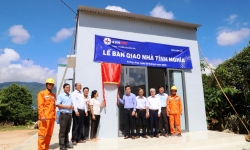 Báo Đắk Lắk và Hội Nhà báo tỉnh bàn giao hai nhà tình nghĩa cho hộ nghèo