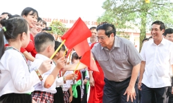 Thủ tướng Phạm Minh Chính: Không để học sinh đến trường mà không có sách giáo khoa