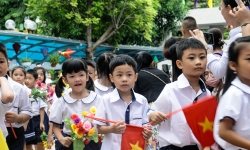 Hà Nội: Học sinh lớp 1 phấn khởi dự lễ khai giảng năm học mới