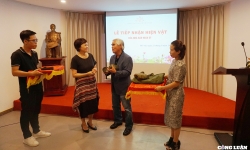 Nhà báo, nhiếp ảnh gia Nick Út trao tặng dụng cụ tác nghiệp cho Bảo tàng Báo chí Việt Nam
