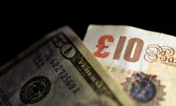 Đồng bảng Anh 'sụp đổ' khi các nhà đầu tư đổ xô vào USD