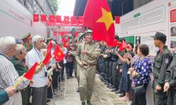 Trưng bày ''Khúc ca khải hoàn'', tái hiện không khí Ngày Giải phóng Thủ đô