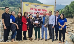 Hội Nhà báo Nghệ An hỗ trợ nhiều phần quà cho người dân vùng lũ huyện Kỳ Sơn