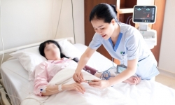 PGĐ điều dưỡng người Việt đầu tiên của Bệnh viện FV: ‘Xem bệnh nhân như người thân’
