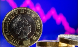 Kinh tế ảm đạm, bảng Anh trượt giá trong cuộc khủng hoảng chính trị