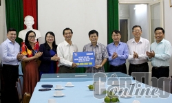Hội Nhà báo Việt Nam trao tặng 100 triệu đồng cho học sinh nghèo tại Cần Thơ