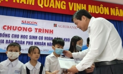 Báo Sài Gòn Giải Phóng và Hội Nhà báo TPHCM trao học bổng cho học sinh khó khăn