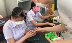 Nhóm sinh viên sáng chế dụng cụ thí nghiệm Vật lý cho học sinh khiếm thị
