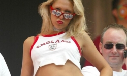 Cổ động viên bóng đá bị phạt nếu mặc hở vai cổ vũ World Cup