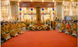 Khóa lễ tụng kinh Chuyển Pháp luân và thắp nến cầu nguyện trước thềm Đại hội Phật giáo lần IX