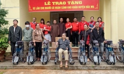 Chùa Thiên Đức (huyện Củ Chi) tặng xe lăn đến người khuyết tật tại Đắk Mil
