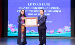 Trao Huân chương Độc lập hạng Ba và Quyết định nghỉ hưu cho Thứ trưởng, Phó Chủ nhiệm UBDT Hoàng Thị Hạnh