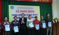 Bảo hiểm Xã hội tỉnh Đắk Lắk: Trao tặng sổ BHXH, thẻ BHYT cho người dân có hoàn cảnh khó khăn
