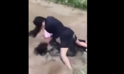 Thanh Hóa: Xuất hiện clip 2 nữ sinh đánh nhau ngay trước cổng trường