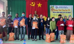 Chi hội Nhà báo thường trú tại Phú Yên tặng quà Tết cho đồng bào nghèo miền núi