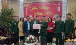 Hội Nhà báo tỉnh Cao Bằng trao tặng ấn phẩm báo Xuân đến Bộ đội Biên phòng tỉnh
