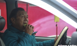 Đăng kiểm ô tô ở Nghệ An: Mua bánh, nước xếp hàng từ 1 giờ sáng