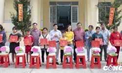 Hội Nhà báo tỉnh Kiên Giang tặng quà tết cho người nghèo tại xã Định Hoà, huyện Gò Quao