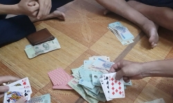 Thanh Hoá: Bắt quả tang 4 cán bộ Chi cục dự trữ Nhà nước tại Hà Trung đánh bạc