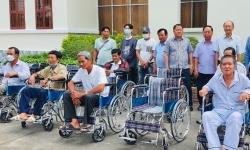 Trao tặng 110 chiếc xe lăn cho người khuyết tật tại tỉnh Bạc Liêu