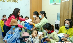 Báo Nhà báo & Công luận trao quà cho các bệnh nhi ung thư điều trị tại bệnh viện K Tân Triều
