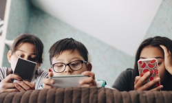 Nghiên cứu: Điện thoại thông minh và mạng xã hội làm suy giảm sức khỏe tinh thần trẻ em
