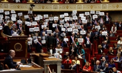 Chính phủ Pháp vượt qua bỏ phiếu bất tín nhiệm trong khủng hoảng cải cách lương hưu