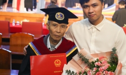 Nam sinh mặc áo cử nhân cho ông nội trong lễ tốt nghiệp