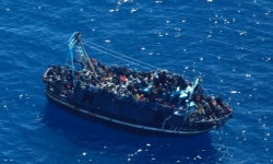 Thuyền chở 400 người di cư lênh đênh trên biển Hy Lạp và Malta