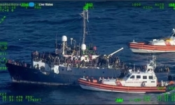 Ý giải cứu 1.200 người di cư trôi dạt trên biển