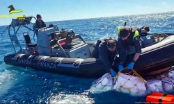 Cảnh sát Ý thu giữ 2 tấn cocaine ngoài khơi Sicily