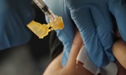 Mỹ cấp phép tiêm tăng cường vắc xin nhắm mục tiêu Omicron cho người già