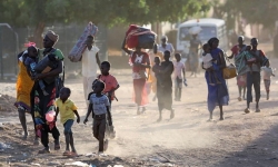Bạo lực buộc tới 20.000 người Sudan chạy trốn sang nước láng giềng
