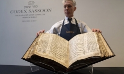 Kinh thánh tiếng Do Thái cổ nhất thế giới được bán với giá 38 triệu USD