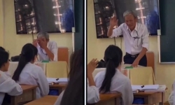 Thầy giáo rưng rưng nước mắt chia tay học trò sau tiết học cuối cùng