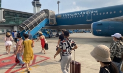 Đừng để du lịch Việt “thua trên sân nhà” vì vé máy bay!