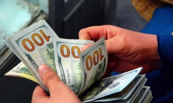 Đồng USD nóng hầm hập từ ngân hàng tới “chợ đen”