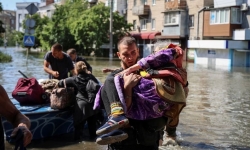 Vỡ đập ở Ukraine: Người dân mất nhà cửa, nguy cơ dịch bệnh do lũ lụt